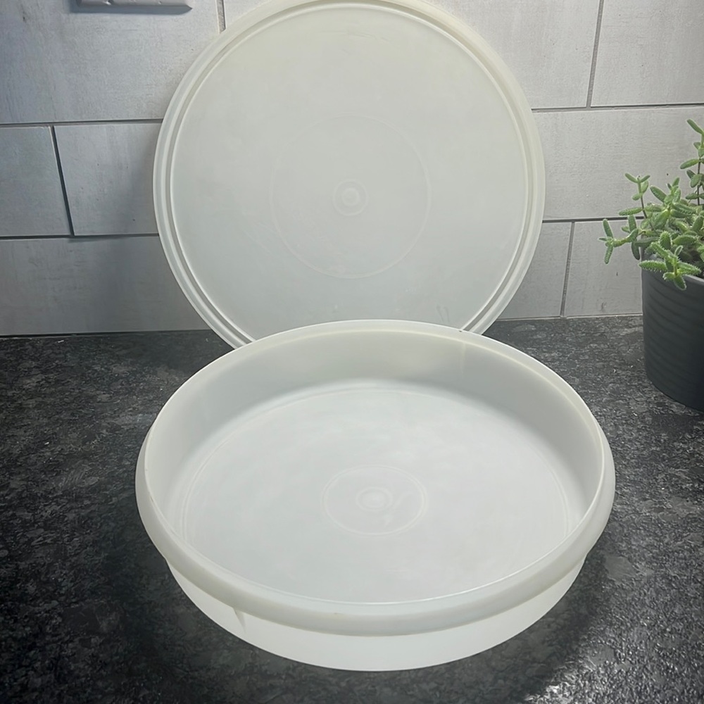 Vintage Tupperware pie keeper In very good condition  pies, doughnuts, bagels